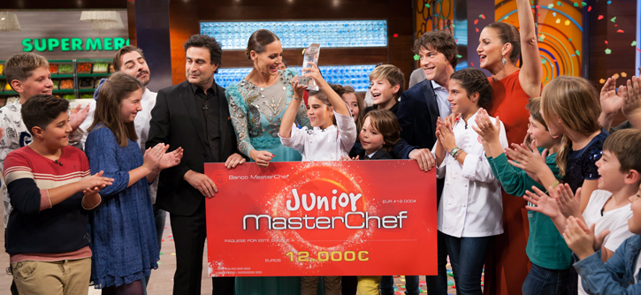 Paula recebe o troféu júnior MasterChef 4 com um menu de ponta